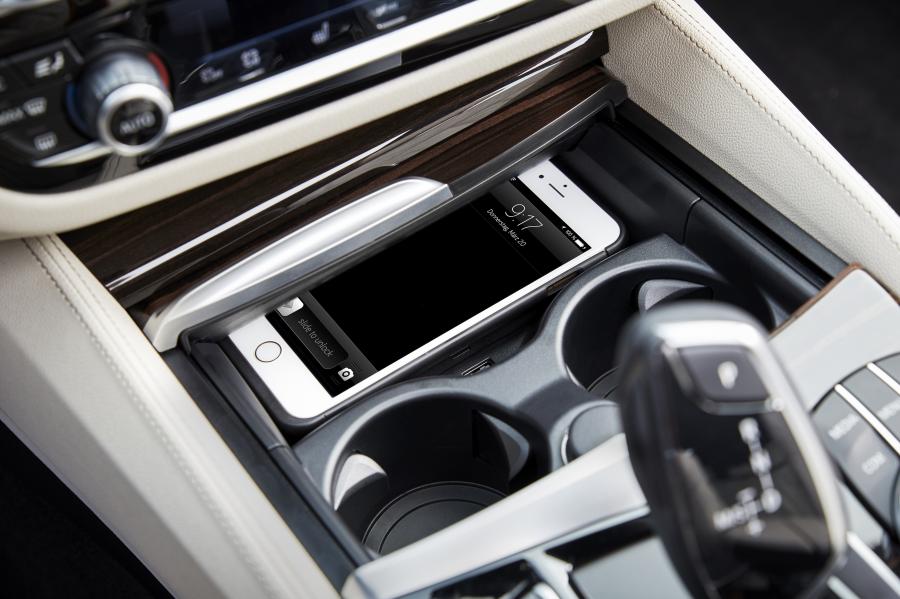 Детали интерьера BMW 540i Sedan M Sport 2017 года  (WW) (фото 69 из 98)